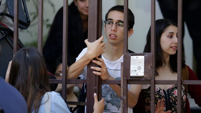 Estudiantes se toman Arzobispado de Santiago