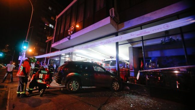 Vehículo chocó contra el frontis de la Tercera Compañía de Bomberos en Santiago