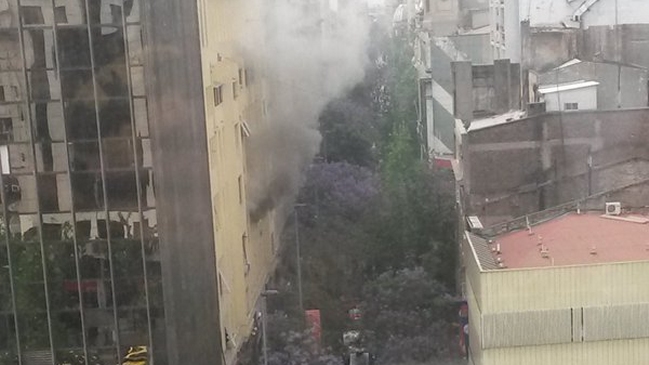Bomberos combate incendio en edificio en pleno centro de Santiago
