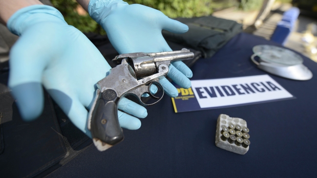 Madre encontró a sus hijos jugando con dos armas de fuego en Quilpué