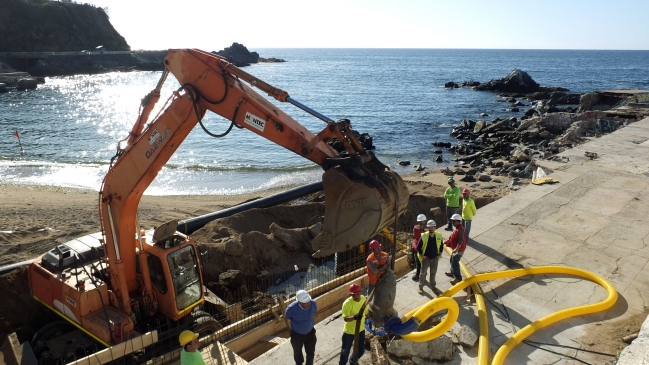 Autoridades trabajan en recuperar playa Las Torpederas en Valparaíso