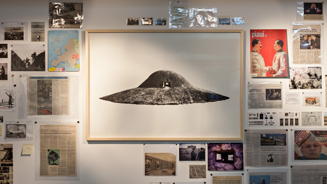 Artista explora los límites entre ficción y realidad a través del fenómeno OVNI