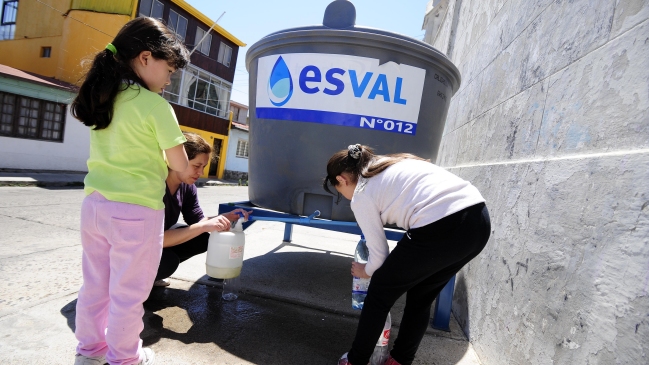 Esval realizará corte de agua potable el lunes 7 en Valparaíso para instalar grifos dobles