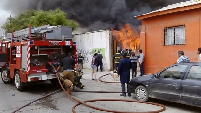 Incendio afectó a viviendas en el casco histórico de La Serena