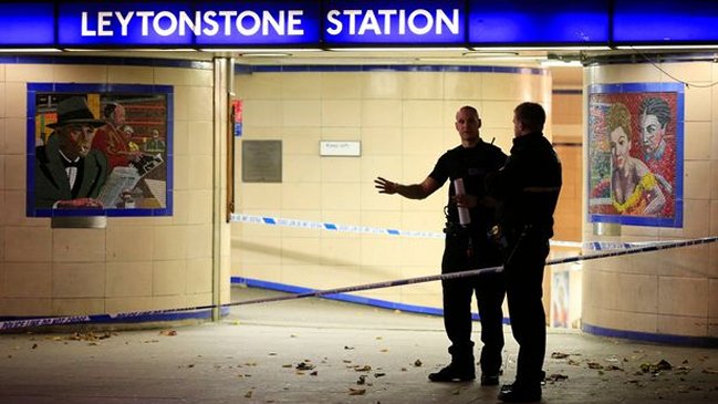 Hombre atacó con un machete a tres personas en el Metro de Londres