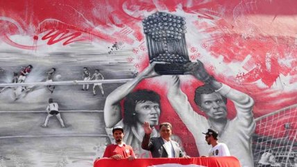   Elías Figueroa inauguró mural en honor al primer título de Internacional de Porto Alegre 