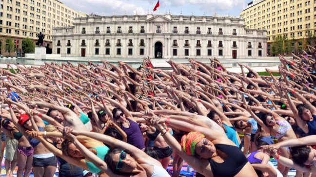 Masiva clase de yoga se tomará este domingo la Plaza de la Ciudadanía