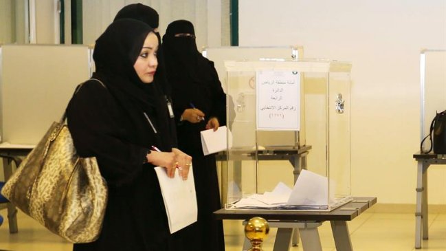 Mujeres votaron por primera vez en las elecciones de Arabia Saudita