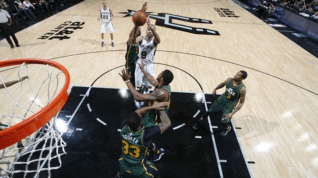 Los Spurs siguen sólidos como dueños de casa tras victoria ante Utah