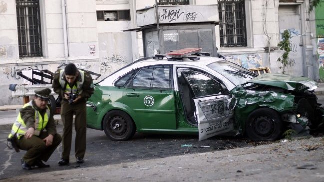 Choque en Santiago Centro dejó dos carabineros lesionados