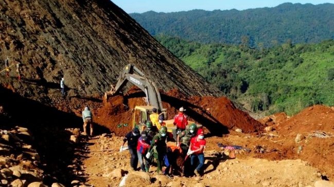 Un muerto y 20 desaparecidos en derrumbe en una mina de Birmania