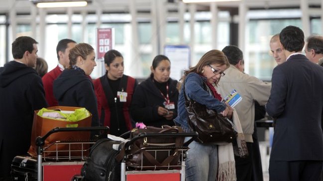 Paro DGAC: LAN y TAM piden a pasajeros llegar con cuatro de horas de anticipación