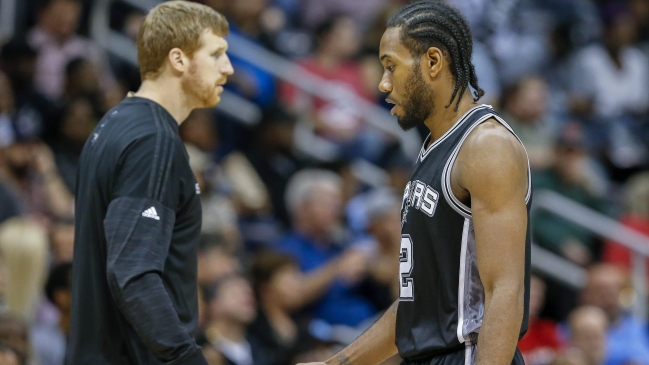 Kawhi Leonard guió a San Antonio Spurs a encadenar 23 triunfos en casa