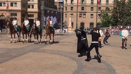 Darth Vader sorprende en el cambio de guardia de La Moneda