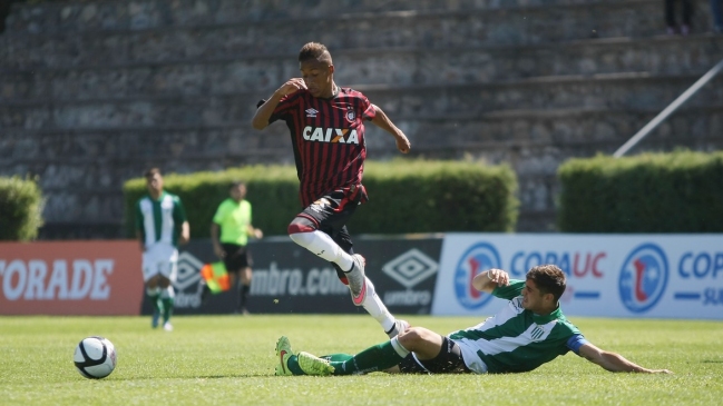 Atlético Paranaense ganó en forma invicta el Grupo A de la Copa UC