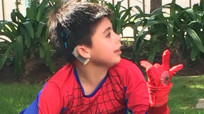 Campaña solidaria busca restituir la audición de un niño de ocho años