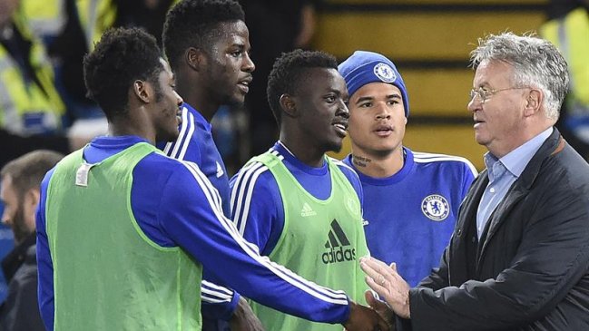 Chelsea anunció a Guus Hiddink como técnico hasta final de temporada