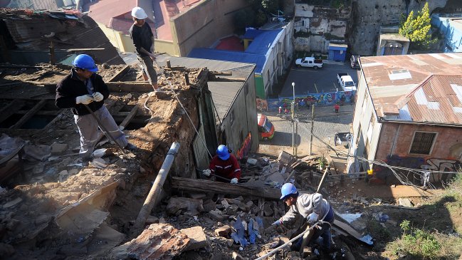 Vivienda colapsó en Valparaíso derrumbándose con sus ocupantes en el interior