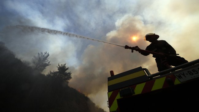 Se mantiene alerta roja por incendio forestal en San Antonio