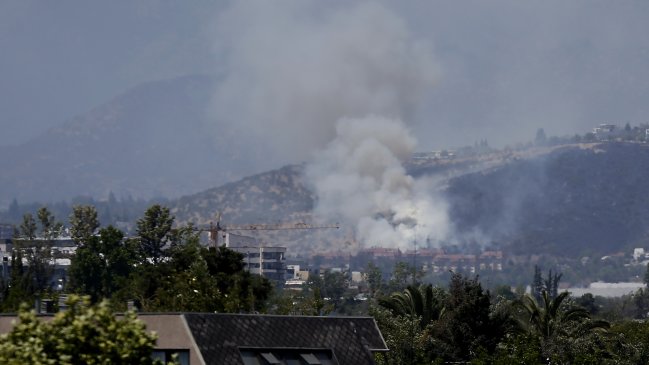 Incendios afectaron a dos cerros en la comuna de Las Condes