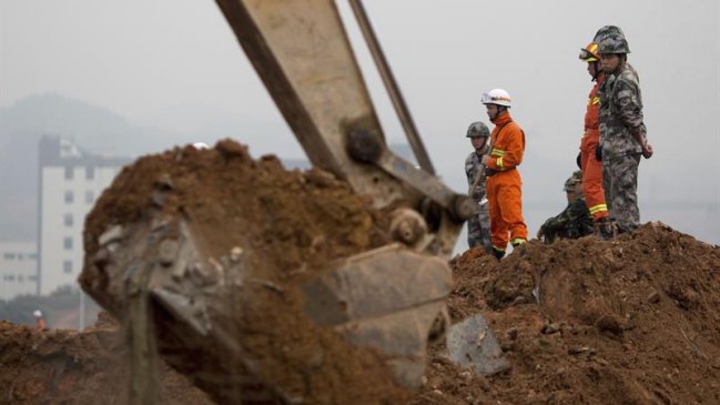 Sigue búsqueda contrarreloj de desaparecidos en deslizamiento de tierras en China