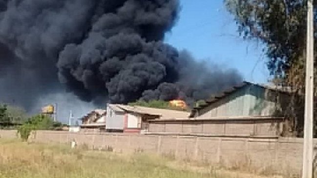 Incendio afectó a fábrica ubicada en Maipú
