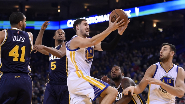Los Warriors se mantienen invictos en su campo tras batir a los Jazz