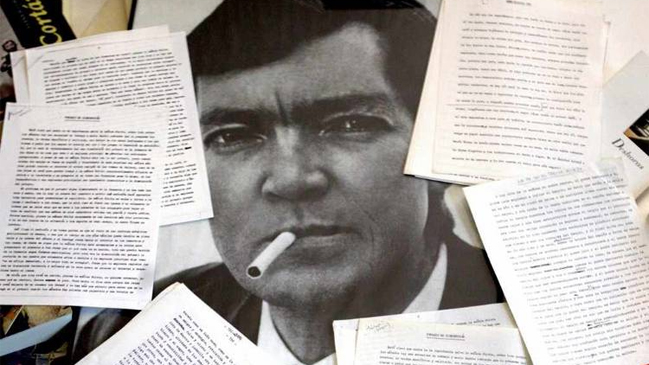 Un bar de Buenos Aires invita a homenajear en sus mesas a Julio Cortázar