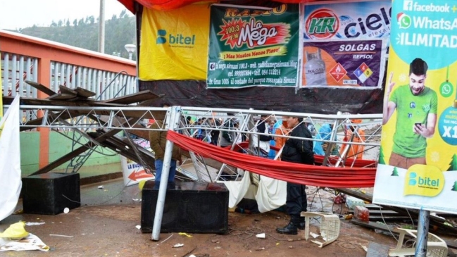 Niña murió tras caerle un escenario en evento navideño en Perú