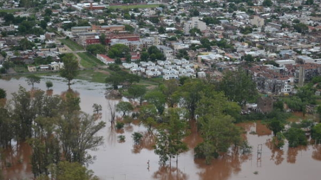 Crecida de ríos en el noreste argentino dejaron dos muertos y 20.000 evacuados
