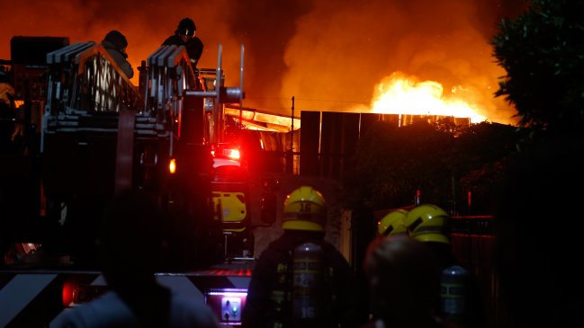 Dos personas murieron en incendios en Santiago