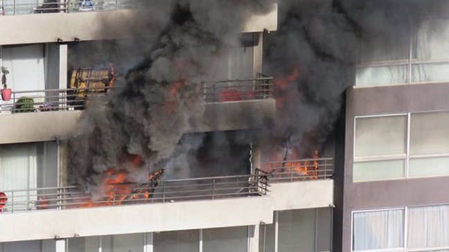 Incendio moviliza a Bomberos en centro de Santiago