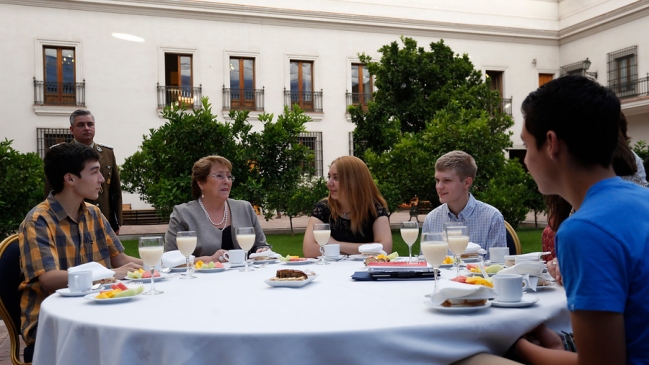 Presidenta Bachelet se reunió con puntajes nacionales en La Moneda