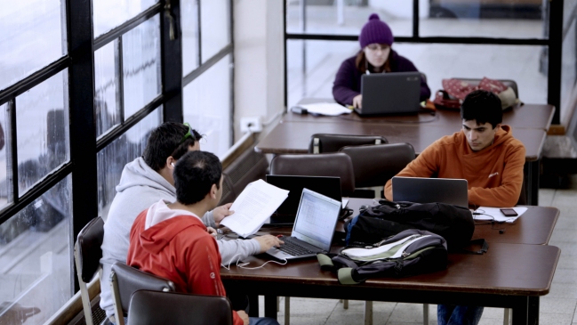 Diputada RN propone eliminar cobro por defensa de tesis y examen de grado