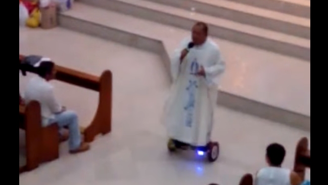 Sacerdote filipino fue suspendido por hacer misa en patín