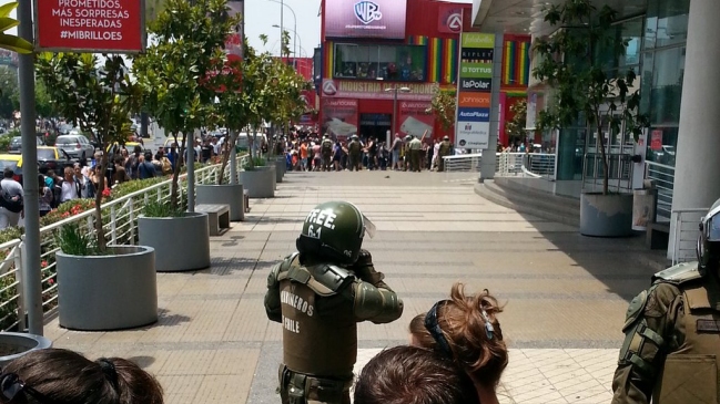 Artefacto simulado obligó a evacuar el Mall Plaza Alameda