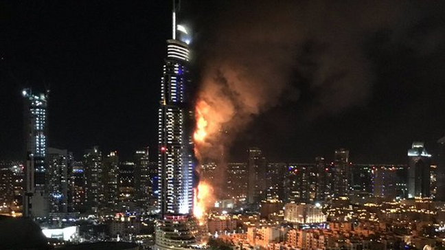Gigantesco incendio afecta a rascacielos en Dubai