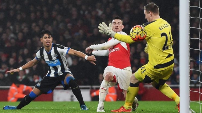 Arsenal FC batió con lo justo a Newcastle United y conservó el liderato exclusivo de la liga inglesa