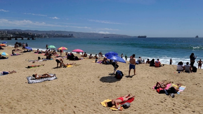 Diputados anuncian proyecto de ley que prohíbe fumar en playas y piscinas