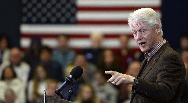  Bill Clinton hace campaña por su esposa  