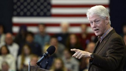  Bill Clinton hace campaña por su esposa  