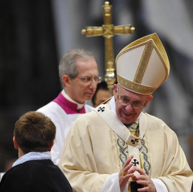 El papa Francisco rifa regalos para recaudar fondos