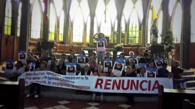 Laicos de Osorno ocupan la catedral a un año de que Barros asumiera como obispo