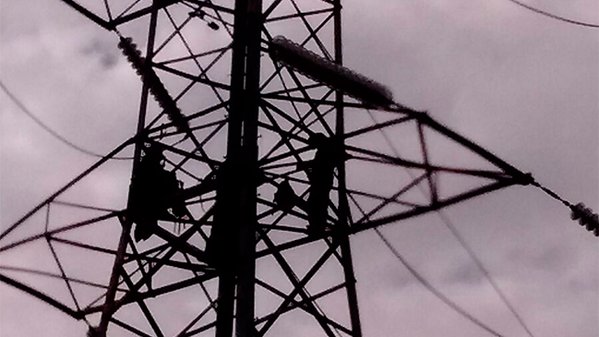 Formalizaron a pescadores que protestaron en torre de alta tensión en Bocamina