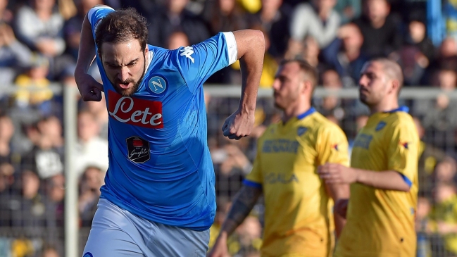 Napoli goleó de visita a uno de los colistas y es el exclusivo líder en Italia