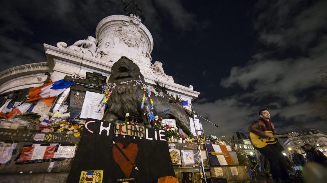 Sobrio y algo deslucido homenaje de París a las víctimas de los atentados