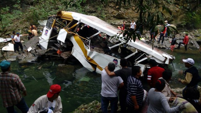 Al menos 20 muertos tras caer bus por acantilado en México