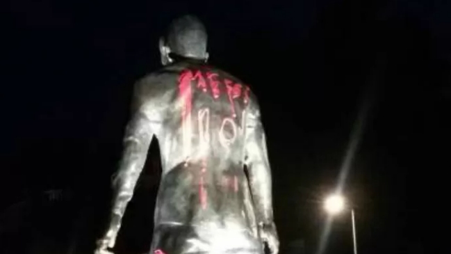 Estatua de Cristiano Ronaldo fue rayada con el nombre de Messi