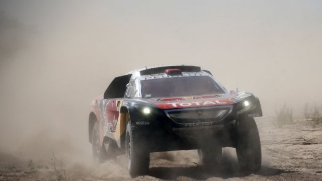 Peterhansel recuperó el liderato en autos tras debacle de Sainz