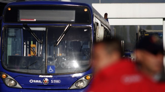 Cuatro menores de edad robaron un bus del Transantiago y lo chocaron